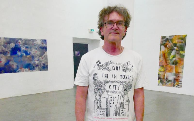 Der Ammerbucher Performance-Künstler Andreas Hoffmann hat in der Galerie Peripherie im Sudhaus Tübingen eine Ausstellung eröffnet. GB-Foto: Morawitzky