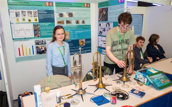 Der Antrieb von Annabell Pscheidt und Francis Mursic ist ein persönlicher. Sie haben ein Mittel gegen Grünspan in der Trompete entwickelt.GB-Foto: Nüssle