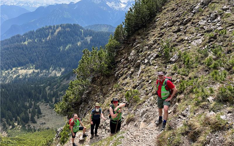 Der Arbeitstrupp beim Aufstieg: Eugen Weiß (im grünen T-Shirt) setzt sich für die Wegesicherheit ein.GB-Fotos: gb