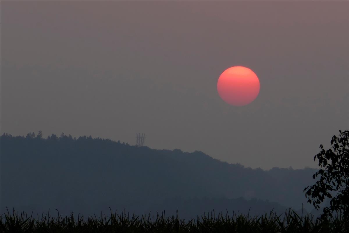 "Der Asche-Staub der Waldbrände der Westküste der USA lässt unsere Sonne blutrot...