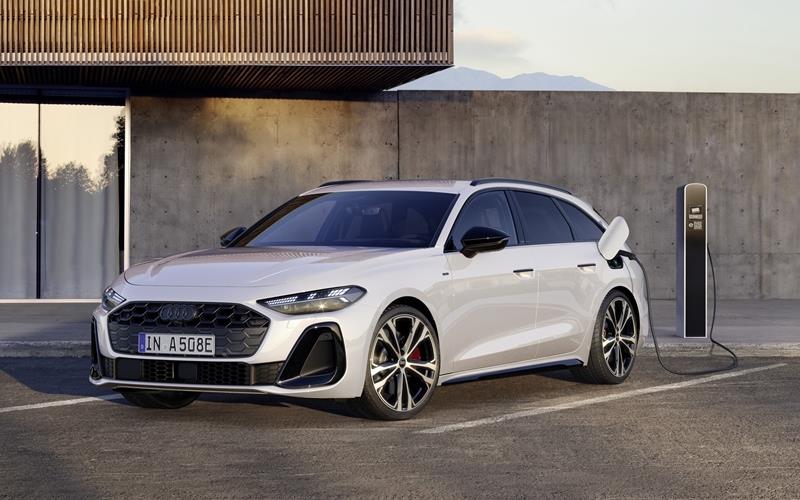 Der Audi A5 Avant e-hybrid quattro in gletscherweiß. GB-Foto: Audi AG