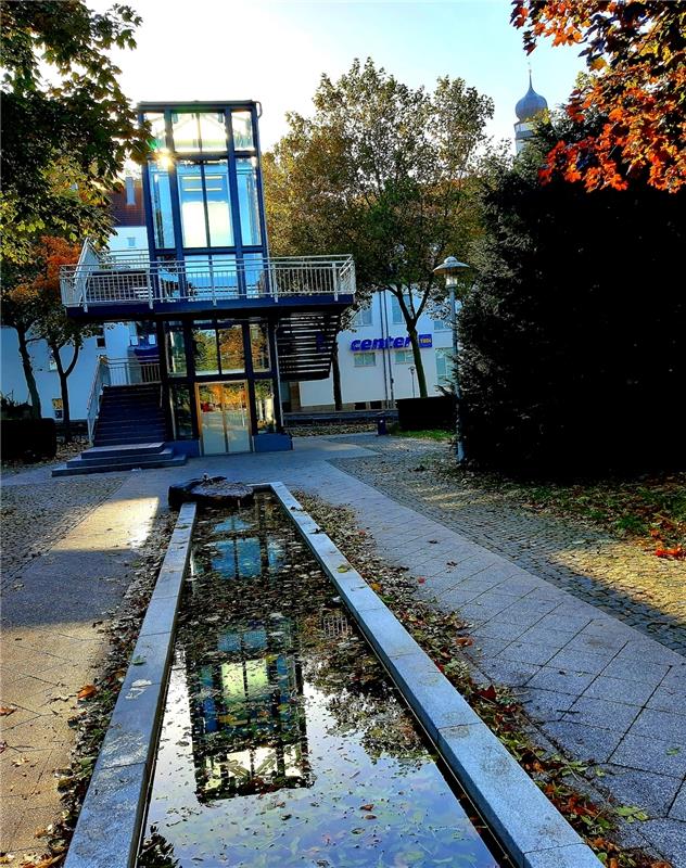 Der Aufzug zum Nufringer Tor spiegelt sich im Stadthallenbrunnen. Das Auge dafür...