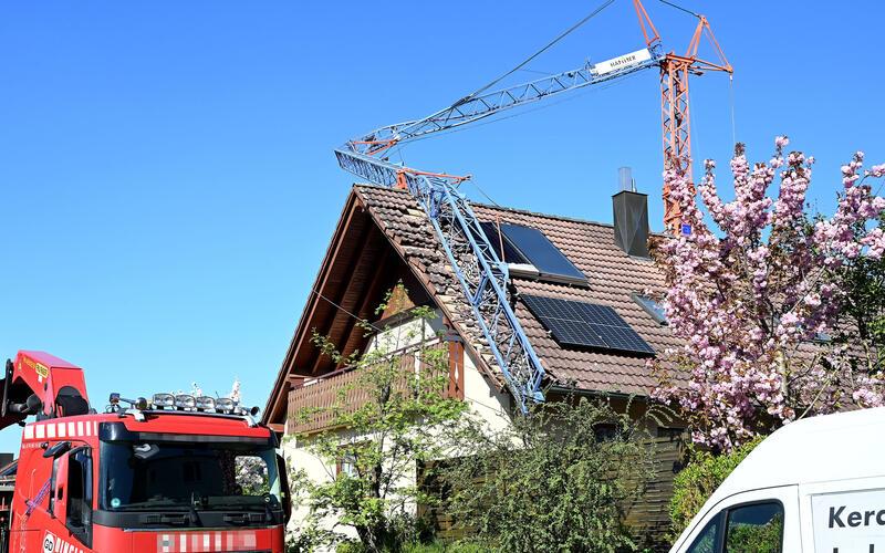 Der Ausleger ragte über die Dachrinne der gegenüberliegenden Dachhälfte hinaus. GB-Foto: Holom