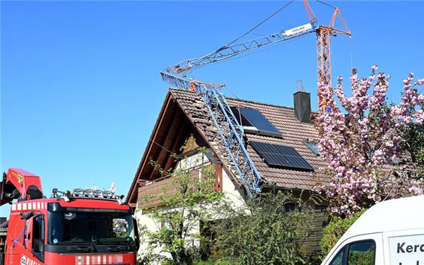 Der Ausleger ragte über die Dachrinne der gegenüberliegenden Dachhälfte hinaus. GB-Foto: Holom