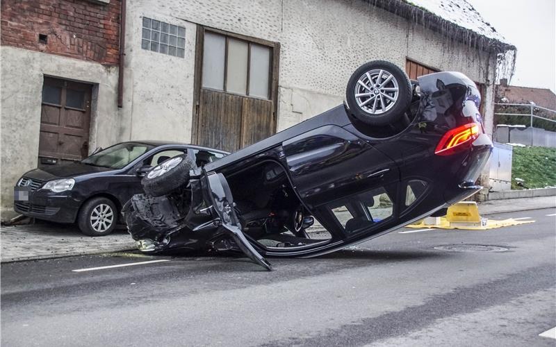 Der BMW landete nach der Kollision auf seinem Dach, der Fahrer erlitt leichte Verletzungen. GB-Fotos: SDMG/Dettenmeyer