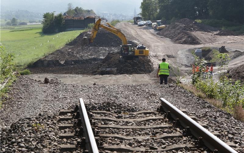 Der Bahndamm wird zunächst dem Erdboden gleichgemacht GB-Foto: Bäuerle