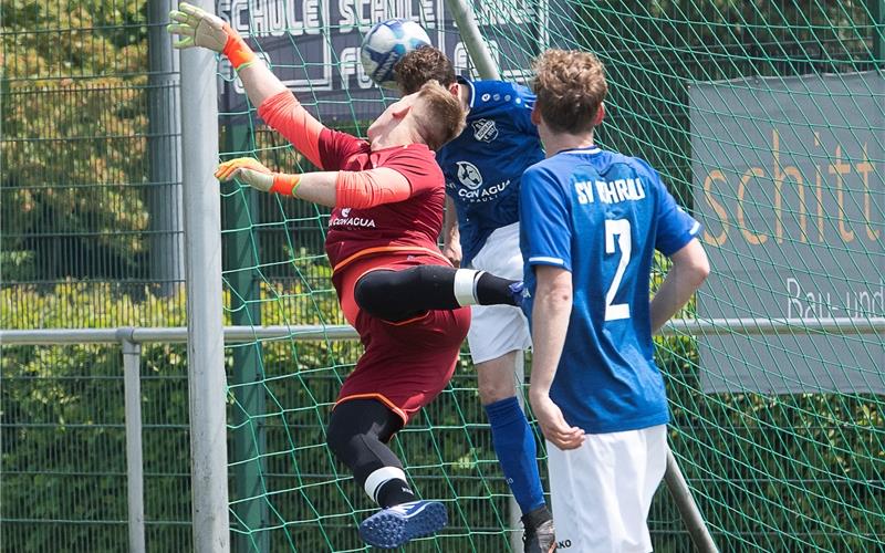 Der Ball ist drin: Der Rohrauer Torwart Lukas Sorge ist machtlos, der Türk. SV Herrenberg erzielt durch Mert Kizilagil den zwischenzeitlichen 1:1-Ausgleich. GB-Foto: Schmidt