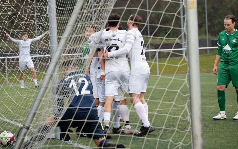 Der Ball (links) ist im Holzgerlinger Tor: VfL Herrenberg jubelt über das frühe 1:0 durch Can Abalioglu. GB-Foto: Vecsey