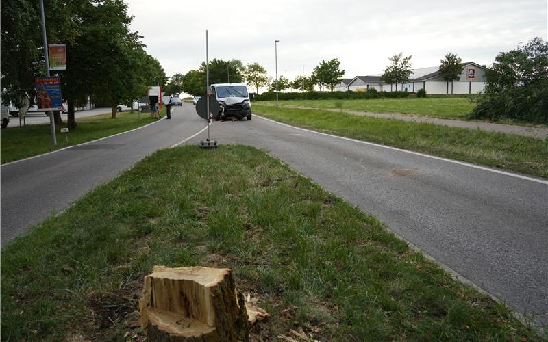 Der Baum musste abgesägt werden. Im Hintergrund ist das Unfall-Fahrzeug zu sehen. GB-Foto: SDMG/Dettenmeyer