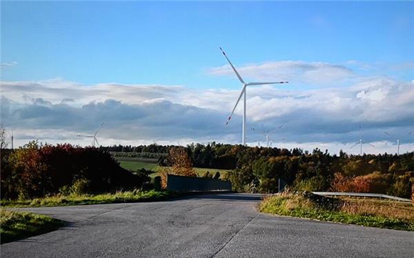 Der Blick auf den Windpark Lindenrain vom nördlichen Deckenpfronner Ortsrand aus. GB-Foto: Reichert
