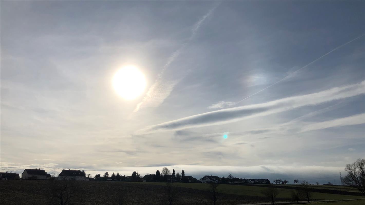 Der Blick zum Himmel gibt ein Rätsel auf. Sind da Ballons und Wolken? Es scheint...