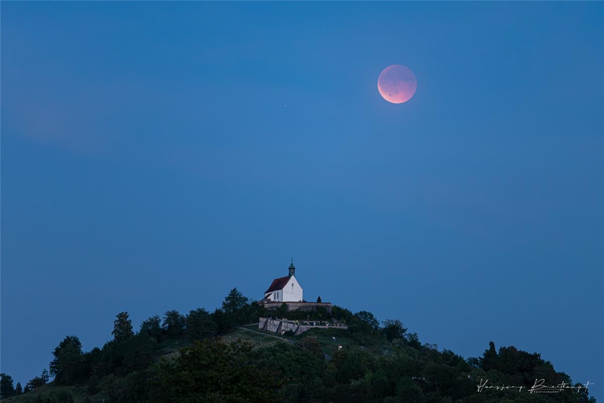 Der Blutmond vom 07.09.2025 mit der Wurmlinger Kapelle.  Von Hansjörg Breithaupt...