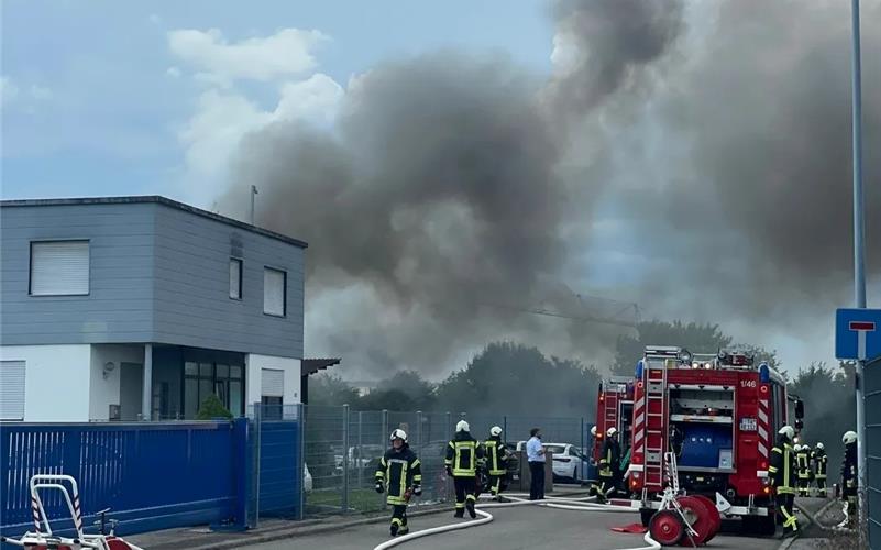 Brand beschädigt 13 Fahrzeuge Der Brand in einem Automobillager forderte am Mittwoch die Einsatzkräfte in Altingen. GB-Foto: DRK Ammerbuch