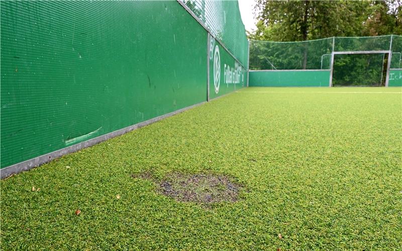 Der Brandfleck ist wohl irreparabel, ärgert sich der Bürgermeister. GB-Foto: Holom