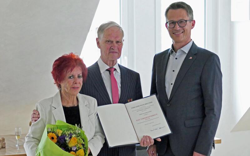 Der Bundesverdienstkreuzträger Manfred Keber mit seiner Ehefrau Uschi und Landrat Hendrik Bednarz.GB-Foto: Gokeler