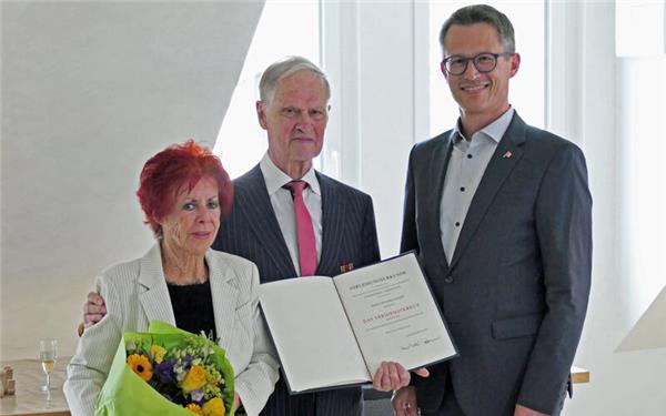 Der Bundesverdienstkreuzträger Manfred Keber mit seiner Ehefrau Uschi und Landrat Hendrik Bednarz.GB-Foto: Gokeler
