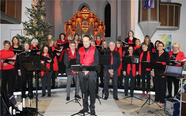 Der Chor „Klangfarben“ verzaubert das Publikum in der Tailfinger Kirche mit weihnachtlichen Liedern und besinnlichen Geschichten.GB-Foto: Baum