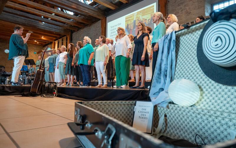 Der Chor „Once again“ unter der Leitung von Bettina Zens besingt den Sommer – mit passender Deko in der Bondorfer Zehntscheuer.GB-Foto: Vecsey