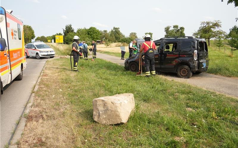 Pkw überschlägt sich und kommt auf Rädern zum Stehen Der Citroën Nemo landete wieder auf seinen Rädern, musste aber abgeschleppt werden. GB-Foto: SDMG/Dettenmeyer