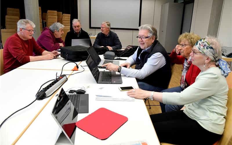 Der Computertreff im Jettinger Rathaus berät in technischen Dingen. GB-Foto: Holom