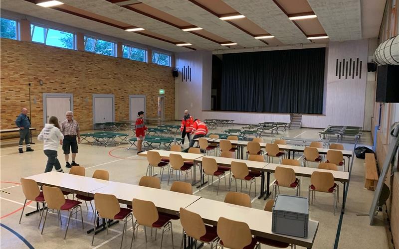 Der DRK-Ortsverein stellte in der Ludwig-Uhland-Halle Feldbetten, Tische und Stühle auf. GB-Foto: DRK