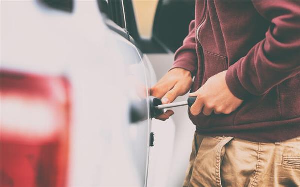 Der Dieb durchwühlte die Fahrzeuge und stahl Wertsachen. GB-Foto: Maridav – Adobe Stock