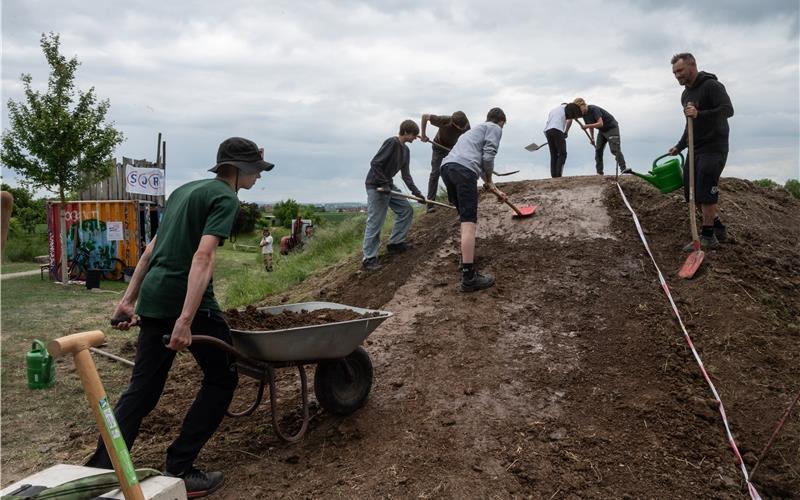 Der Dirtpark wird in einer Gemeinschaftsaktion wieder instand gesetzt – hier die Arbeiten am Starthügel.GB-Foto: Schmidt