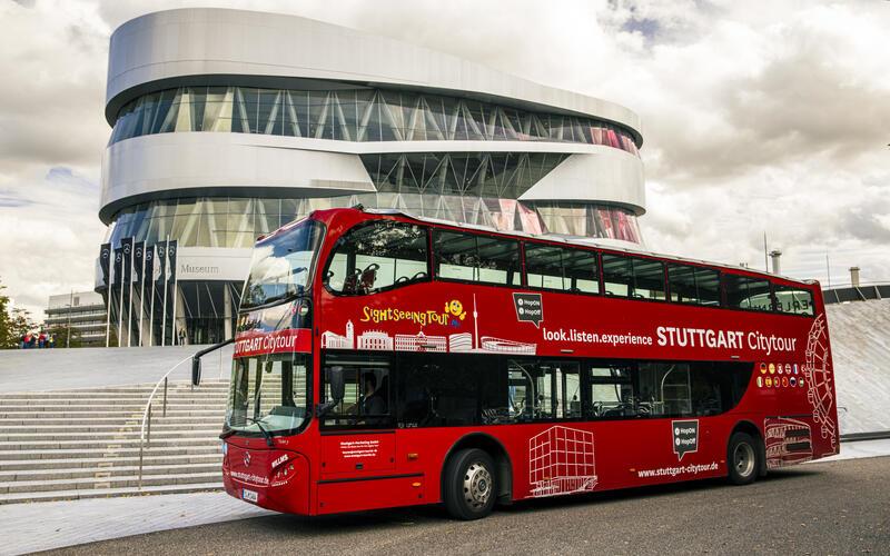 Der Doppeldecker fährt zu den Sehenswürdigkeiten – so auch zum Mercedes-Benz-Museum.GB-Foto: Stuttgart Marketing