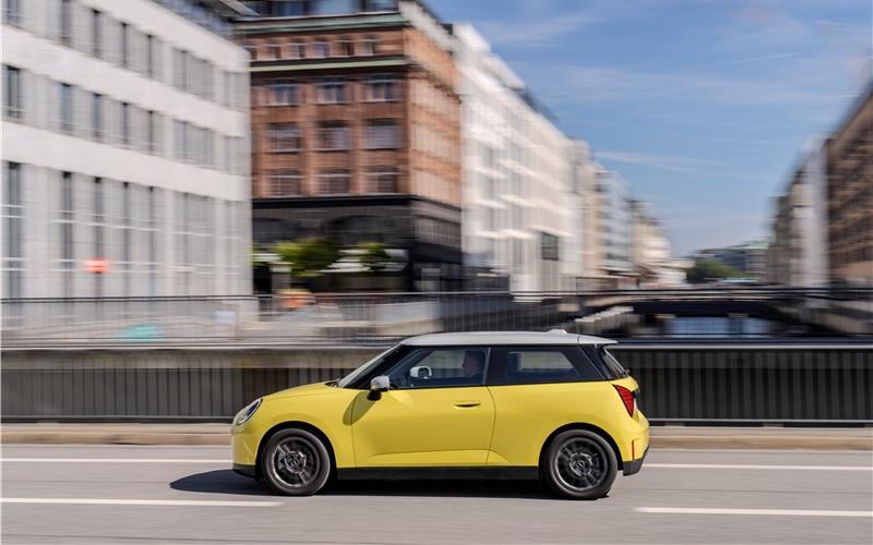 Mini bringt das Gokart-Feeling auf die Straße Der E-Mini Cooper im Farbton Sunny Side Yellow und Kontrastdach in Weiß. GB-Foto: Bernhard Filser