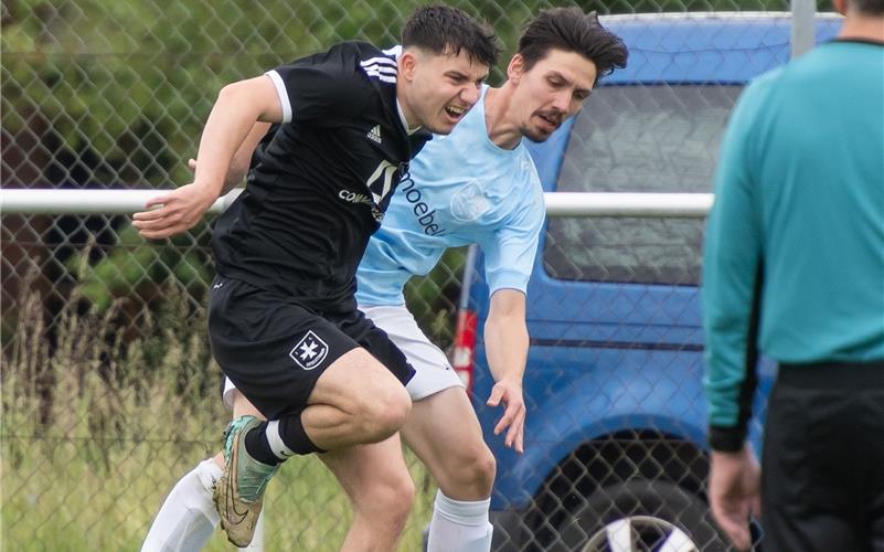 Der FC Unterjettingen (schwarz) setzte sich in Bondorf durch. GB-Foto: Vecsey
