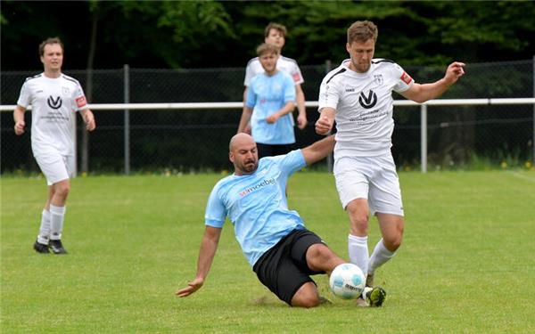 Der FV Mönchberg (weiß) stand kurz vor dem Erfolg gegen den SV Bondorf. GB-Foto: Holom