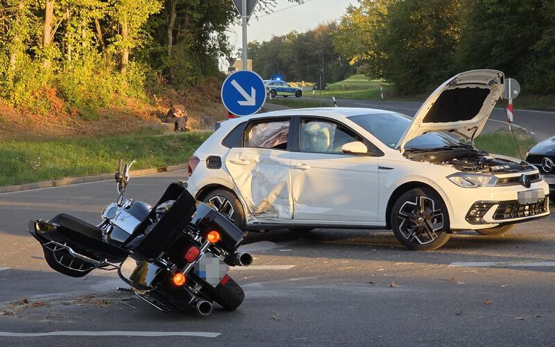 Der Fahrer der Harley-Davidson und seine Sozia wurden bei dem Unfall abgeworfen. GB-Foto: SDMG/Dettenmeyer
