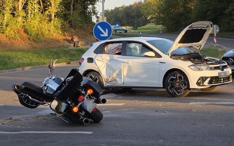 Der Fahrer der Harley-Davidson und seine Sozia wurden bei dem Unfall abgeworfen. GB-Foto: SDMG/Dettenmeyer