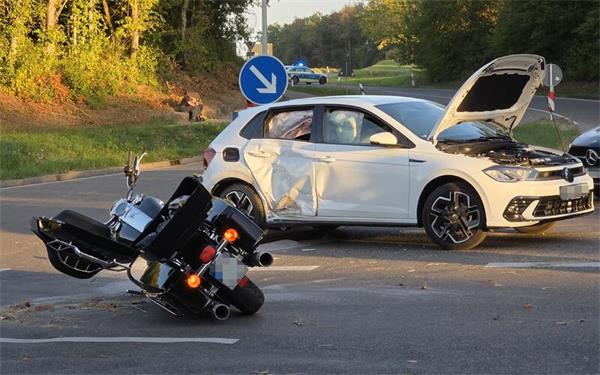 Der Fahrer der Harley-Davidson und seine Sozia wurden bei dem Unfall abgeworfen. GB-Foto: SDMG/Dettenmeyer