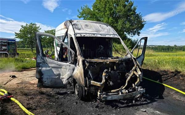 Der Fahrer lenkte den Sprinter geistesgegenwärtig auf einen Feldweg. GB-Foto: SDMG/Dettenmeyer