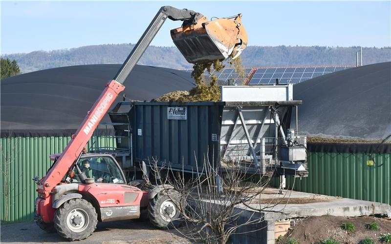 Der Fermenter, der hier befüllt wird, „füttert“ in halbstündigem Rhythmus die eigentliche Biogasanlage. Foto (Archiv): Holom