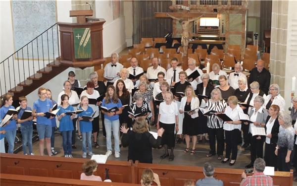 Der Festgottesdienst in der St.-Veit-Kirche war sowohl für die Sänger und Sängerinnen als auch für das Publikum ein Höhepunkt. GB-Foto: Bäuerle