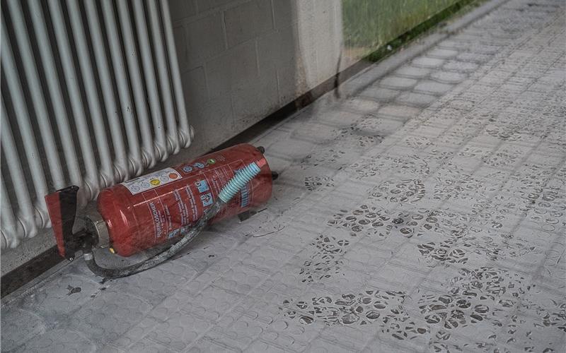 Zerstörte Verbandskästen und Feuerlöscher Der Feuerlöscher ist beschädigt, der Löschschaum überall versprüht. Der Einbruch in die Gemeindehalle, genauer: die Sporthalle der Affstätter Grundschule, könnte Polizei und Gemeinde noch eine Weile beschäftigen. GB-Foto: Schmidt
