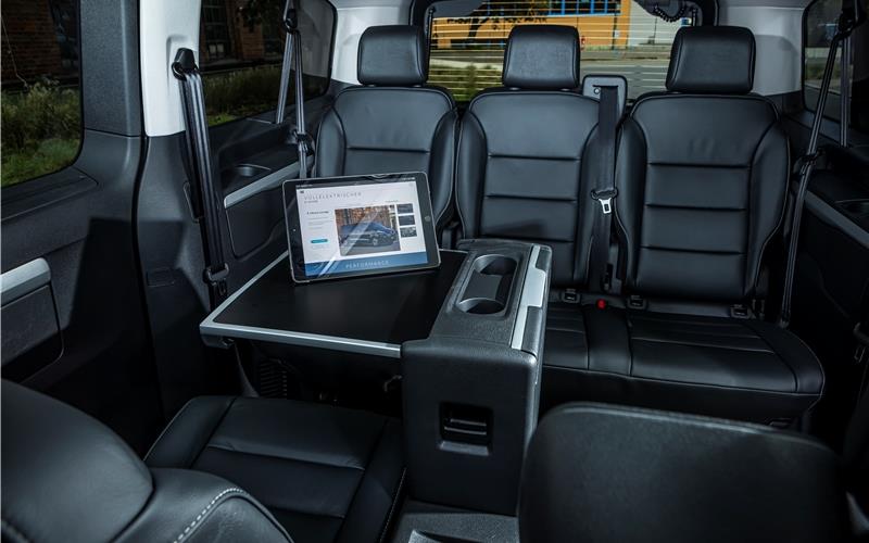 Ein Wohnzimmer
auf vier Rädern Der Fiat E-Ulysse: Komfortabler Klapptisch für Besprechungen optional im Fond.