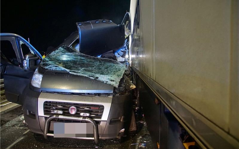 Schwere Kollision: Transporter fährt auf Lkw auf Der Fiat Transporter wurde durch den Aufprall stark demoliert GB-Foto: SDMG/Dettenmeyer