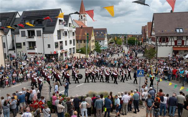 Der Film ließ auch den historischen Festzug erneut aufleben. GB-Foto (Archiv): Schmidt