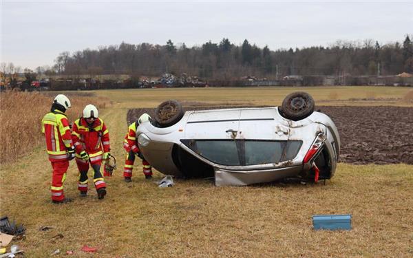Der Ford Fiesta kam auf dem Dach zum Liegen.