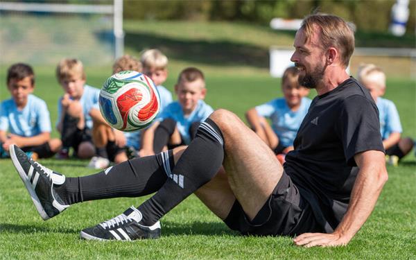 Der Fußball-Freestyler Camill Hauser beeindruckte die Kids. GB-Foto: Vecsey
