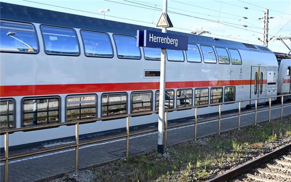 Der Gäubahn-Intercity soll das Gäu künftig links liegenlassen. GB-Foto: Holom