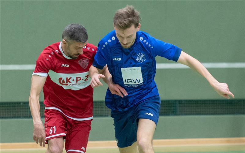 Der „Gäubote“-Cup in der Längenholzhalle lebt auch von den vielen Derbys, hier liefern sich in der letztjährigen Vorrundenbegegnung zwischen dem Türk. SV Herrenberg und dem SV Oberjesingen Fatih Halil (links) und Marcel Metzger einen Zweikampf. GB-Foto: Vecsey