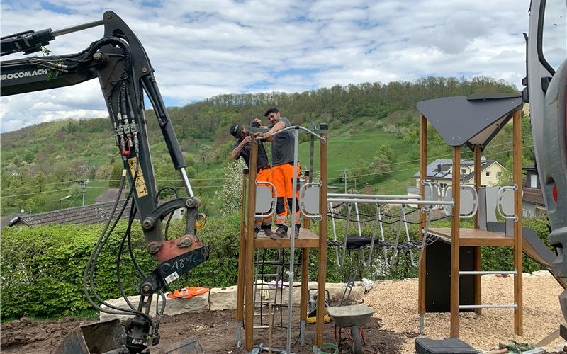 Baustelle im Mönchberger Kindergarten wird gespannt verfolgt Der Garten im Kindergarten Waldstraße wurde neu gestaltet. GB-Foto: gb