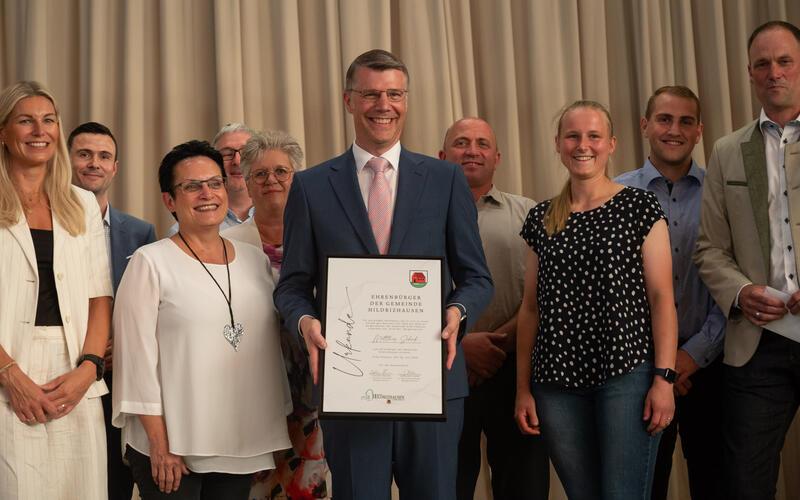 Der Gemeinderat verleiht Matthias Schöck per Urkunde die Ehrenbürgerwürde.GB-Fotos: Schmidt