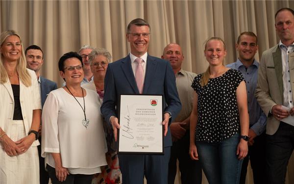 Der Gemeinderat verleiht Matthias Schöck per Urkunde die Ehrenbürgerwürde.GB-Fotos: Schmidt