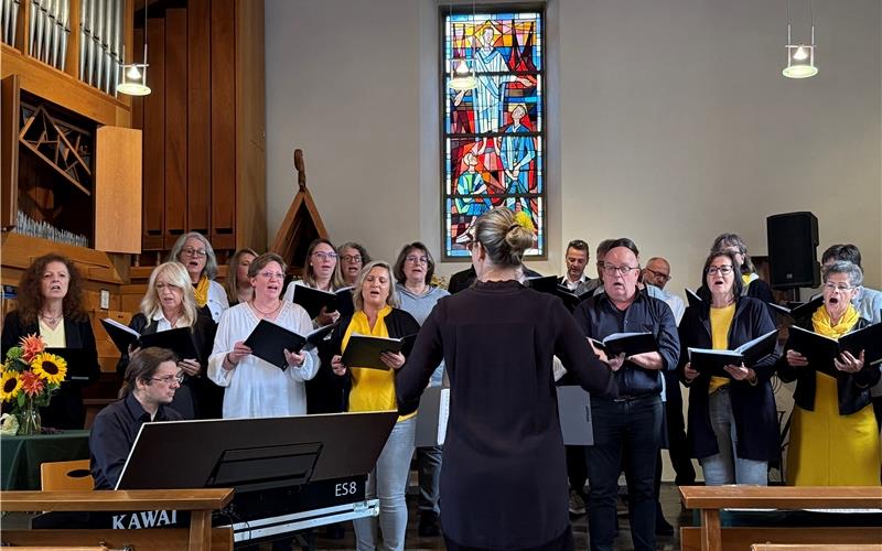 Der Gesangverein „Chorrage“ umrahmte die Eröffnung mit einem bunten Strauß bekannter Melodien. GB-Foto: Priestersbach