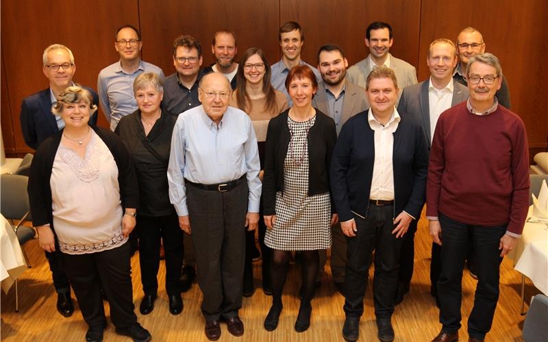 Jubiläumsfeier für langjährige Mitarbeiter Der Geschäftsführer Dr. Roland Reber (links) bedankte sich mit dem Unternehmensgründer Wilfried Ensinger (erste Reihe Dritter von links) bei den Jubilaren GB-Foto: gb